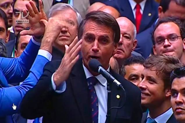 Em seu discurso pela cassação da então presidente Dilma Rousseff (PT), Bolsonaro parabenizou o então presidente da Câmara dos Deputados, Eduardo Cunha (MDB), e dedicou o voto à “memória do coronel Carlos Alberto Brilhante Ustra, o pavor de Dilma Rousseff”. Chefe dos órgãos de repressão da ditadura militar, Ustra (1932-2015) chegou a ser condenado em 2008, em primeira instância, por sequestro e tortura. - 17/04/2016 Em seu discurso pela cassação da então presidente Dilma Rousseff (PT), Bolsonaro parabenizou o então presidente da Câmara dos Deputados, Eduardo Cunha (MDB), e dedicou o voto à “memória do coronel Carlos Alberto Brilhante Ustra, o pavor de Dilma Rousseff”. Chefe dos órgãos de repressão da ditadura militar, Ustra (1932-2015) chegou a ser condenado em 2008, em primeira instância, por sequestro e tortura. - 17/04/2016