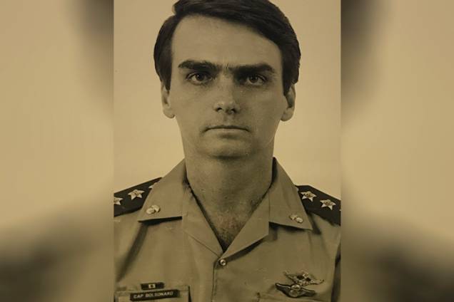 Entre 1979 e 1981, serviu na cidade de Nioque, no Mato Grosso do Sul. Chegou à patente de capitão, posição intermediária no Exército. Entre 1979 e 1981, serviu na cidade de Nioque, no Mato Grosso do Sul. Chegou à patente de capitão, posição intermediária no Exército.