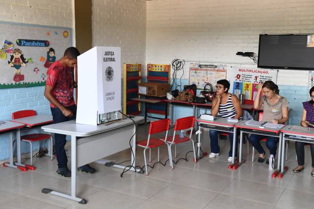 Homem vota em uma seção eleitoral durante o segundo turno das eleições presidenciais, em Brasília - 28/10/2018 Homem vota em uma seção eleitoral durante o segundo turno das eleições presidenciais, em Brasília - 28/10/2018