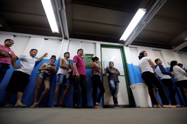 Eleitores fazem fila para votar uma seção eleitoral durante o segundo turno no Rio de Janeiro - 28/10/2018 Eleitores fazem fila para votar uma seção eleitoral durante o segundo turno no Rio de Janeiro - 28/10/2018