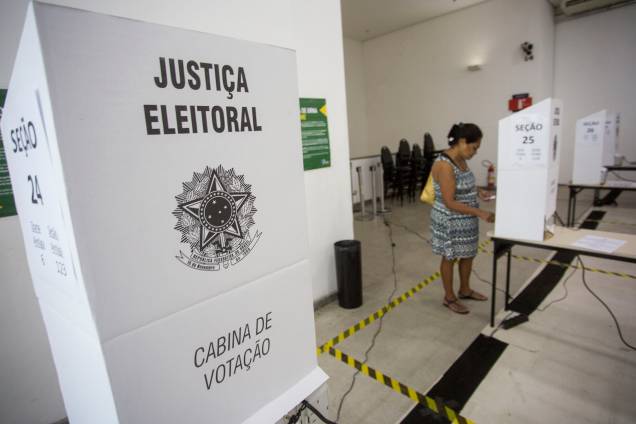 Mulher vota em uma seção eleitoral durante o segundo turno das eleição presidencial no Rio de Janeiro - 28/10/2018 Mulher vota em uma seção eleitoral durante o segundo turno das eleição presidencial no Rio de Janeiro - 28/10/2018