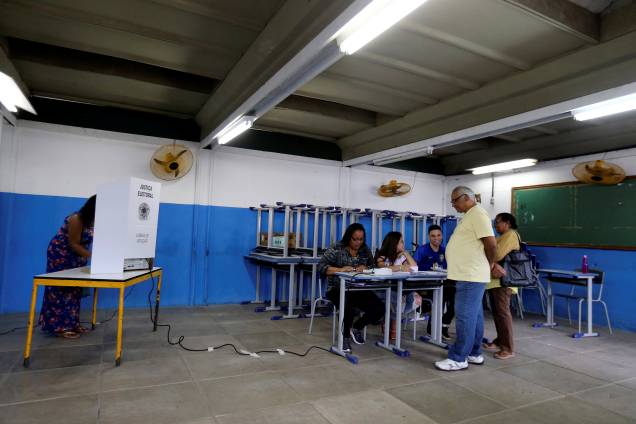 Eleitores aguarda para votar uma seção eleitoral durante o segundo turno no Rio de Janeiro - 28/10/2018 Eleitores aguarda para votar uma seção eleitoral durante o segundo turno no Rio de Janeiro - 28/10/2018