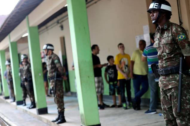 Oficiais do Exército fazem a segurança em uma seção eleitoral na escola onde vota Jair Bolsonaro (PSL) no Rio de Janeiro - 28/10/2018 Oficiais do Exército fazem a segurança em uma seção eleitoral na escola onde vota Jair Bolsonaro (PSL) no Rio de Janeiro - 28/10/2018