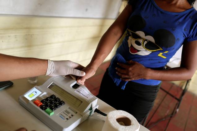 Eleitora usa a biometria para votar no segundo turno em Catalão, uma comunidade de casas flutuantes, no Amazonas - 28/10/2018 Eleitora usa a biometria para votar no segundo turno em Catalão, uma comunidade de casas flutuantes, no Amazonas - 28/10/2018