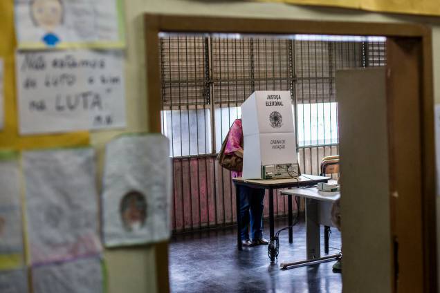 Mulher vota em uma seção eleitoral no Rio de Janeiro, durante o segundo turno das eleição presidencial - 28/10/2018 Mulher vota em uma seção eleitoral no Rio de Janeiro, durante o segundo turno das eleição presidencial - 28/10/2018