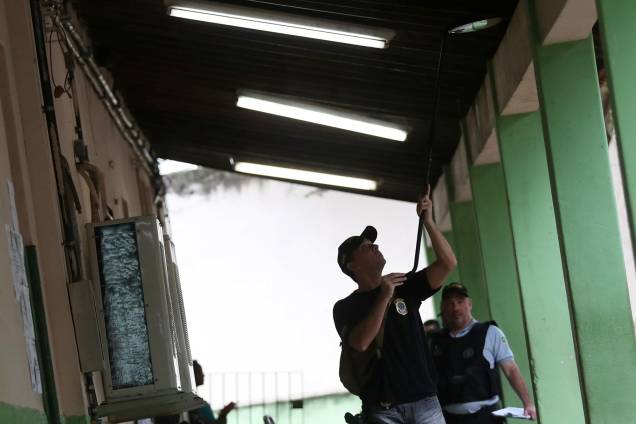 Policias Federais inspecionam a Escola Municipal Rosa da Fonseca, na Vila Militar, em Marechal Hermes, na Zona Norte do Rio Policias Federais inspecionam a Escola Municipal Rosa da Fonseca, na Vila Militar, em Marechal Hermes, na Zona Norte do Rio