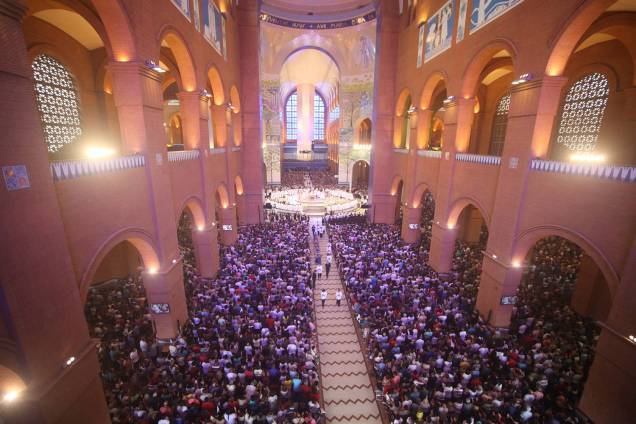 Multidão de fiéis no Santuário Nacional de Nossa Senhora Aparecida, na cidade de Aparecida, durante as comemorações do feriado - 12/10/2018 Multidão de fiéis no Santuário Nacional de Nossa Senhora Aparecida, na cidade de Aparecida, durante as comemorações do feriado - 12/10/2018