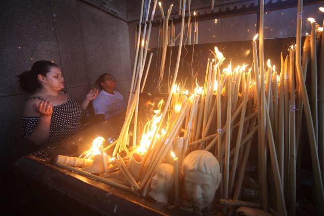 Fiéis rezam ao lado de velas no Santuário Nacional de Nossa Senhora Aparecida, na cidade de Aparecida, São Paulo - 12/10/2018 Fiéis rezam ao lado de velas no Santuário Nacional de Nossa Senhora Aparecida, na cidade de Aparecida, São Paulo - 12/10/2018