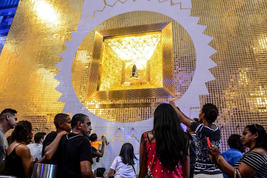 Fiéis admiram uma representação de Nossa Senhora Aparecida em uma das paredes do Santuário Nacional de Nossa Senhora Aparecida durante as comemorações - 12/10/2018