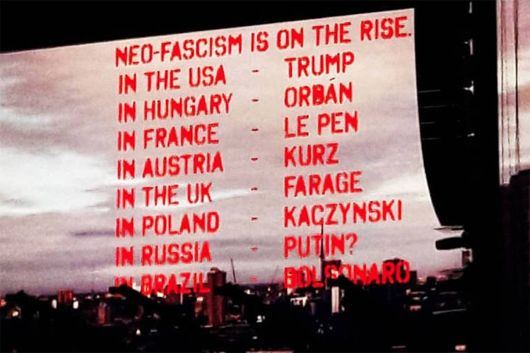 Roger Waters exibe mensagem sobre neo-facismo mencionando o nome do candidato à presidência Jair Bolsonaro, durante show no Allianz Parque, em São Paulo - 09/10/2018