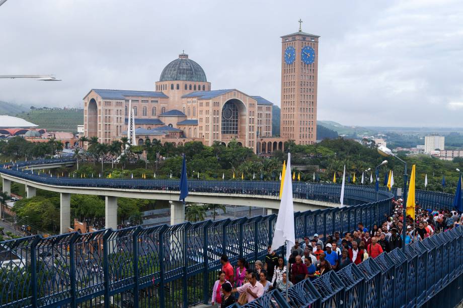 Movimentação de fiéis no santuário de Nossa Senhora de Aparecida durante as celebrações do dia da padroeira do Brasil - 12/10/2018