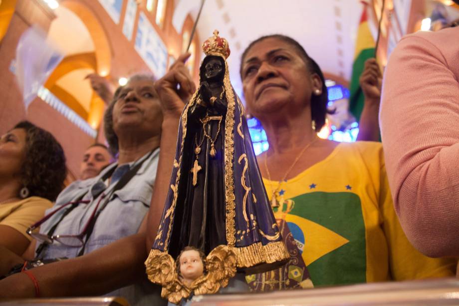 Fiéis católicos lotam a Basílica de Nossa Senhora Aparecida, na cidade de Aparecida, interior de São Paulo, durante a festa da padroeira do Brasil - 12/10/2018