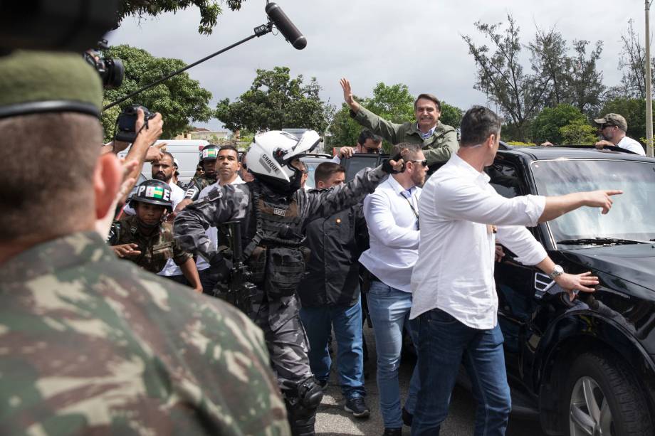 O candidato a Presidência da República Jair Bolsonaro (PSL) deixa a escola onde votou, na Vila Militar em Deodoro, na Zona Oeste do Rio