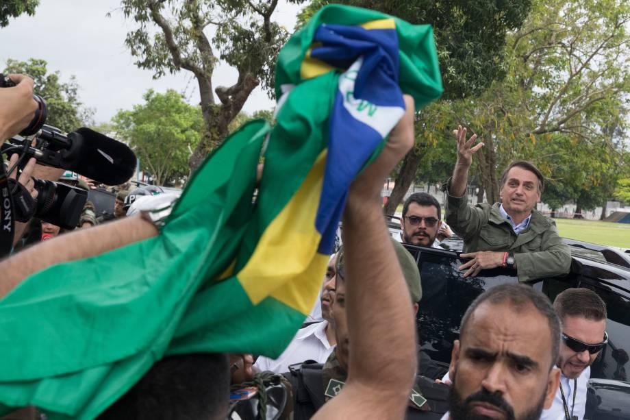 O candidato a Presidência da República Jair Bolsonaro (PSL) deixa a escola onde votou, na Vila Militar em Deodoro, na Zona Oeste do Rio