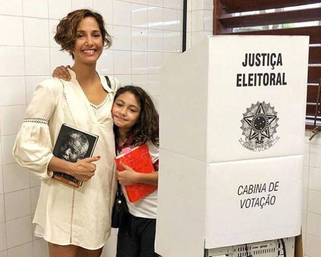 Camila Pitanga votando com livro Camila Pitanga votando com livro