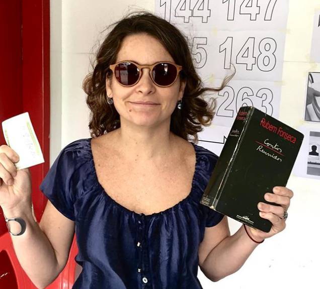 Claudia Abreu votando com livro Claudia Abreu votando com livro