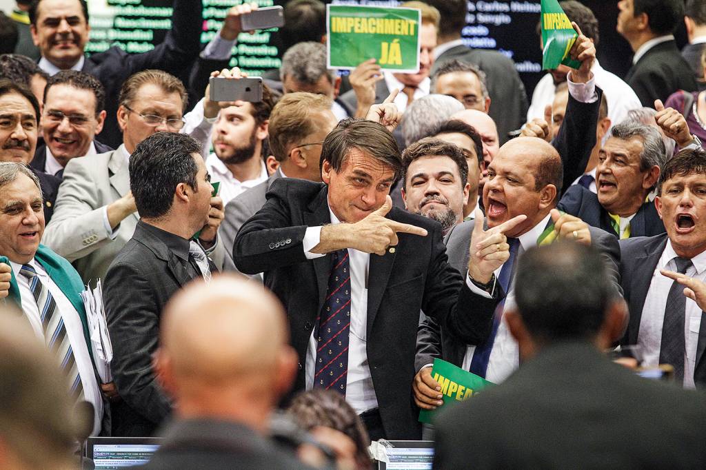 Jair Bolsonaro Jair Bolsonaro imitando o gesto de disparar armas no Congresso