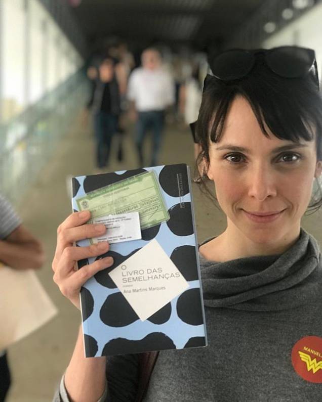 Débora Falabella leva livro de Ana Martins Marques para a votação do segundo turno Débora Falabella leva livro de Ana Martins Marques para a votação do segundo turno