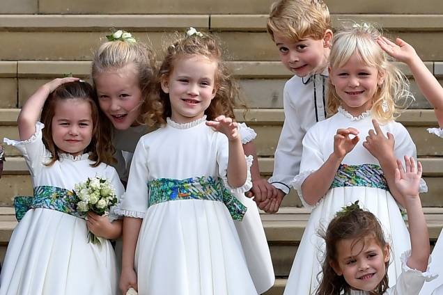O príncipe George e a princesa Charlotte acompanham o grupo de pajens durante o casamento da princesa Eugenie com Jack Brooksbank na capela de São Jorge no castelo de Windsor - 12/10/2018 O príncipe George e a princesa Charlotte acompanham o grupo de pajens durante o casamento da princesa Eugenie com Jack Brooksbank na capela de São Jorge no castelo de Windsor - 12/10/2018