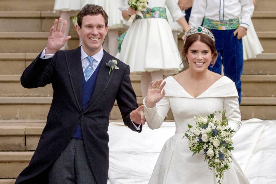 Princesa Eugenie e Jack Brooksbank deixam a Capela de São Jorge no Castelo de Windsor após o casamento -12/10/2018