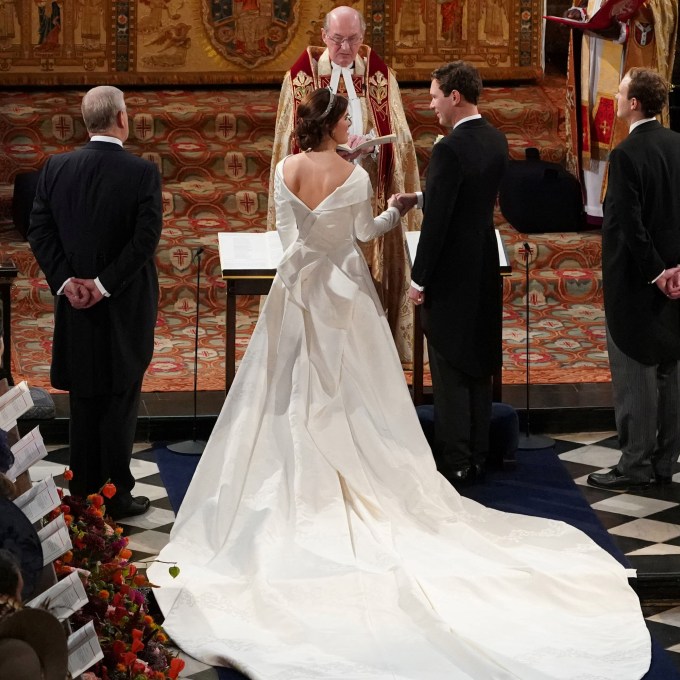 Neta da rainha Elizabeth II ousa ao deixar cicatriz à mostra em casamento