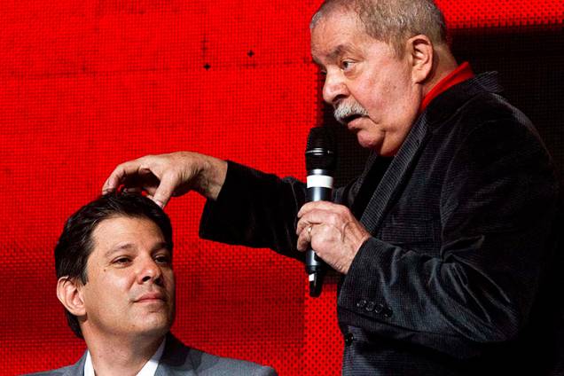 Em 2012, Fernando Haddad foi apelidado de o segundo poste de Lula quando o PT decidiu lançar sua candidatura à Prefeitura de São Paulo. O primeiro poste tinha sido Dilma Rousseff, ex-ministra lançada por Lula para concorrer à Presidência da República em 2010, pleito que a candidata acabou vencendo ao derrotar José Serra (PSDB) - 02/06/2012 Em 2012, Fernando Haddad foi apelidado de o segundo poste de Lula quando o PT decidiu lançar sua candidatura à Prefeitura de São Paulo. O primeiro poste tinha sido Dilma Rousseff, ex-ministra lançada por Lula para concorrer à Presidência da República em 2010, pleito que a candidata acabou vencendo ao derrotar José Serra (PSDB) - 02/06/2012