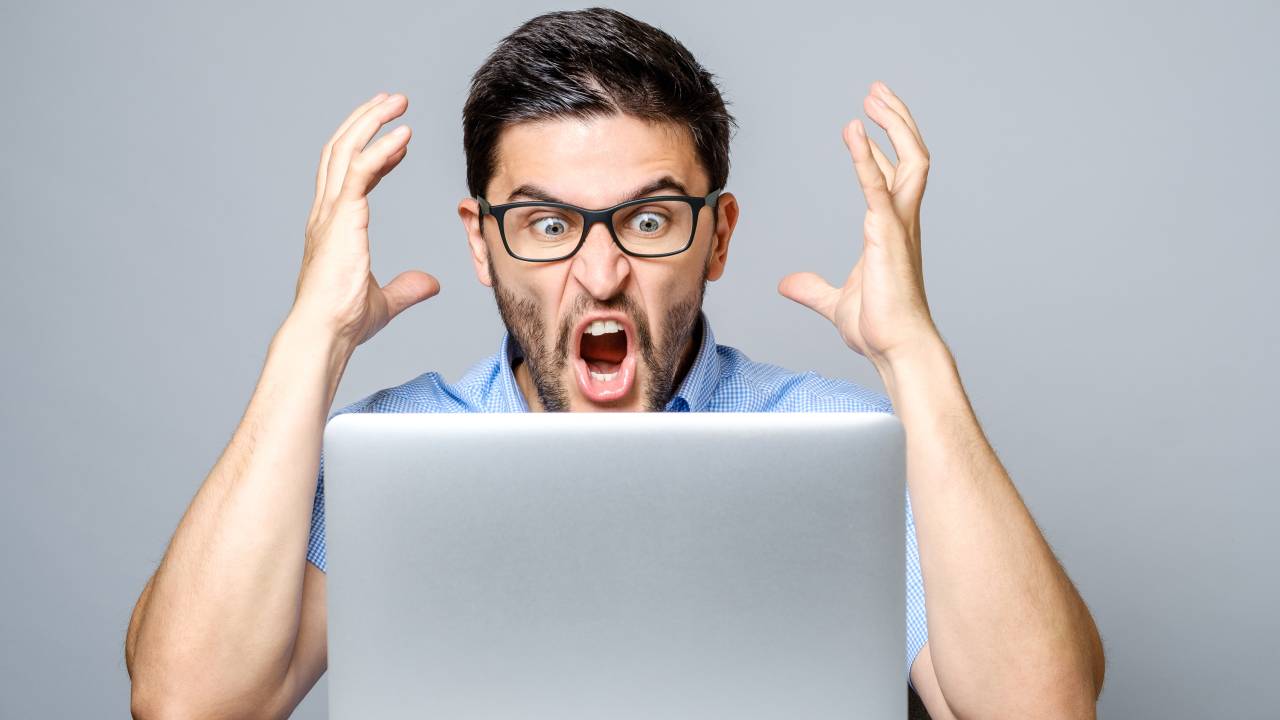 Homem estressado no computador