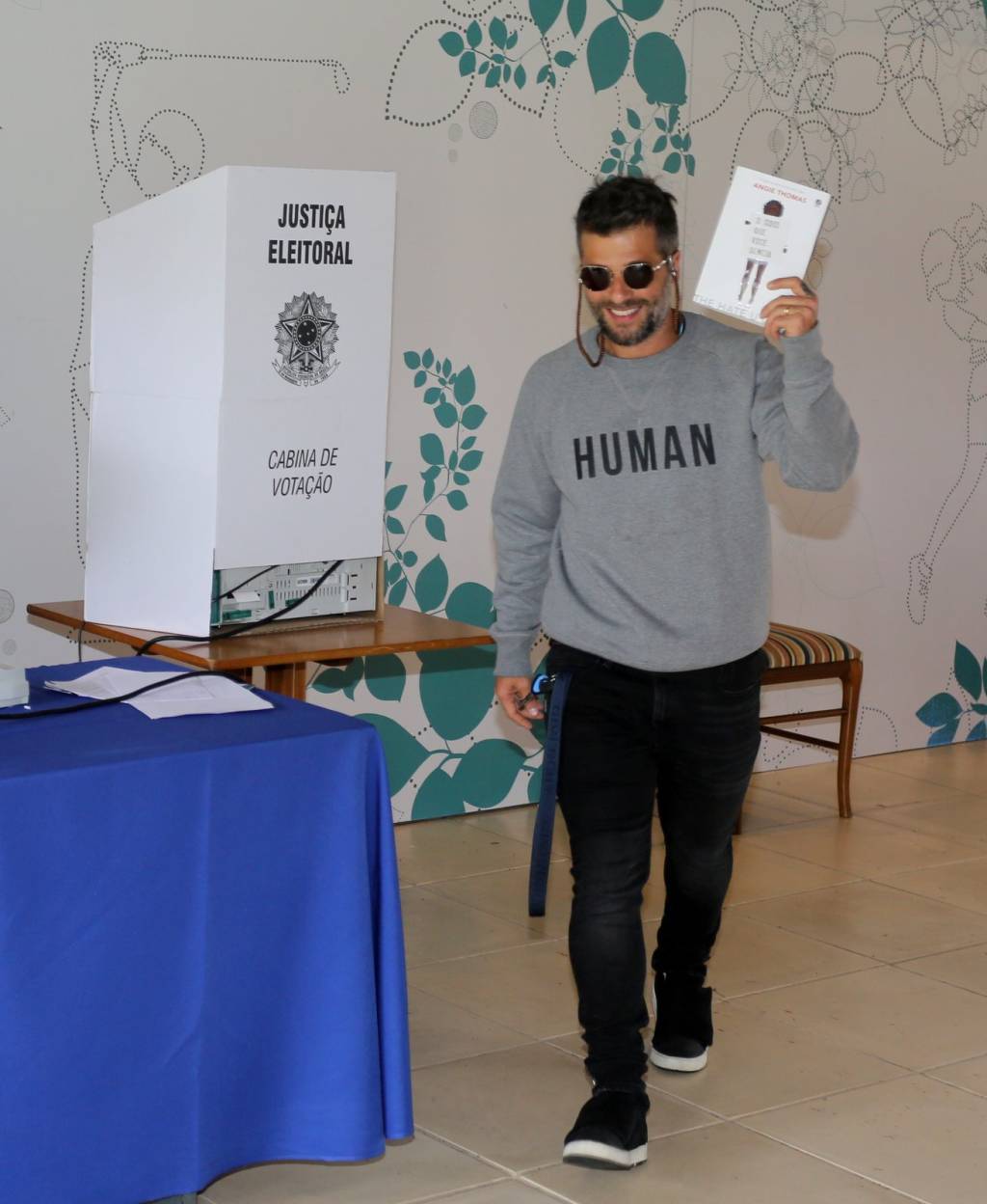 Bruno Gagliasso votando com livro Bruno Gagliasso votando com livro