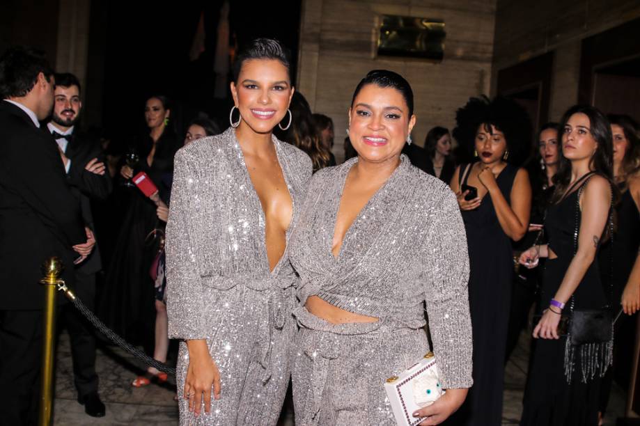 Juliana Paes e Preta Gil posam para foto na festa da Le Lis Blanc no Jockey Club, em São Paulo - 18/10/2018