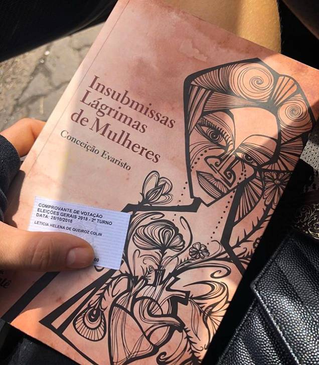 Leticia Colin leva livro de Conceição Evaristo para a votação do segundo turno Leticia Colin leva livro de Conceição Evaristo para a votação do segundo turno