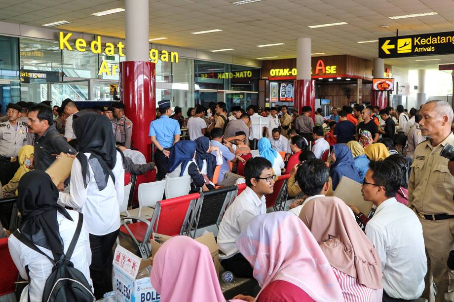 Parentes de passageiros do vôo voo JT610 da Lion Air, que caiu no mar, choram no Aeroporto Depati Amir em Pangkal Pinang, ilha de Belitung, na Indonésia - 29/10/2018