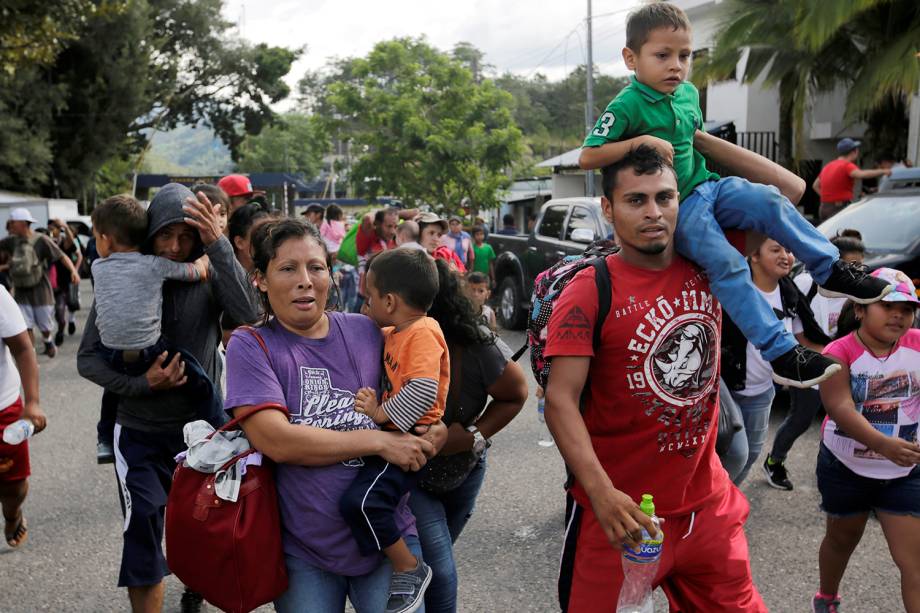 Imigrantes participantes de caravana com destino aos Estados Unidos chegam na fronteira de Honduras com a Guatemala - 15/10/2018