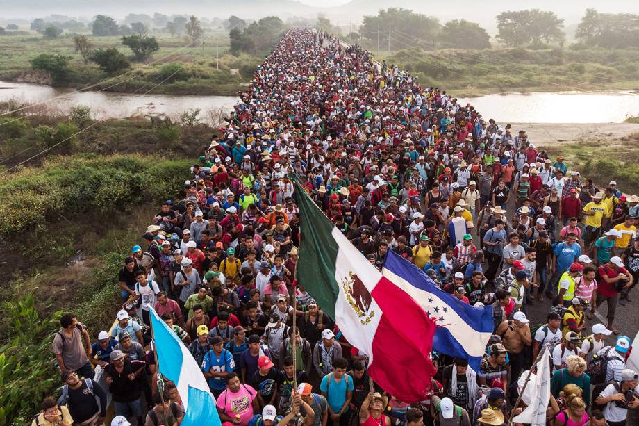 Vista aérea mostra caravana de imigrantes hondurenhos na cidade de San Pedro Tapanatepec, sul do México, rumo aos Estados Unidos - 27/10/2018