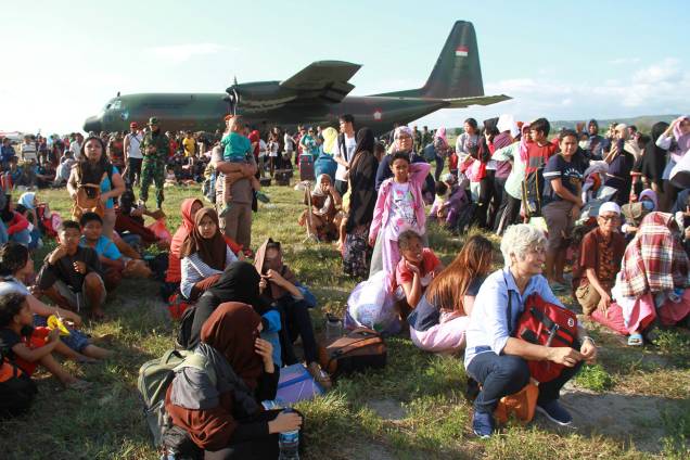 Moradores que ficaram desabrigados após o terremoto e o tsunami na Indonésia, aguardam para serem levados da cidade de Palu por aviões militares no Aeroporto Mutiara Sis Al Jufri - 30/09/2018 Moradores que ficaram desabrigados após o terremoto e o tsunami na Indonésia, aguardam para serem levados da cidade de Palu por aviões militares no Aeroporto Mutiara Sis Al Jufri - 30/09/2018