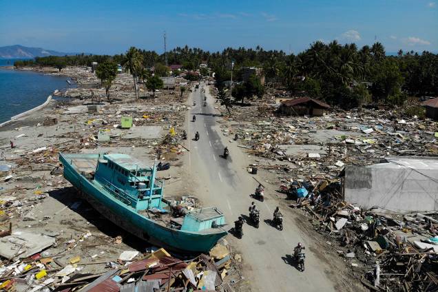 A imagem aérea mostra um barco que invadiu a costa após o tsunami causado pelo terremoto de 7,5 graus de magnitude na cidade de Palu, Indonésia - 01/10/2018 A imagem aérea mostra um barco que invadiu a costa após o tsunami causado pelo terremoto de 7,5 graus de magnitude na cidade de Palu, Indonésia - 01/10/2018