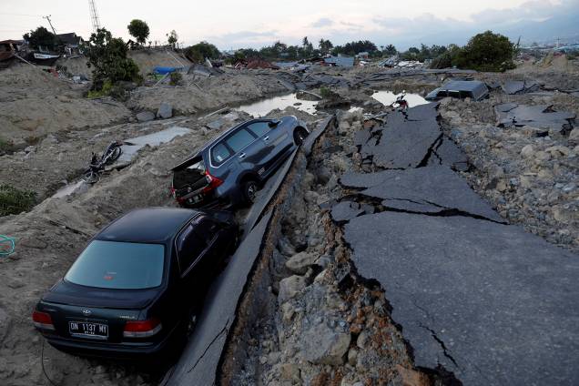 Carros são vistos em uma vala após a destruição do terreno em que estavam durante o terremoto que atingiu Palu, na Indonésia - 01/10/2018 Carros são vistos em uma vala após a destruição do terreno em que estavam durante o terremoto que atingiu Palu, na Indonésia - 01/10/2018