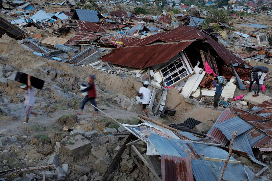 Residentes evacuam suas casas destruídas após o terremoto seguido de tsunami que afetou 1,5 milhão de pessoas na Indonésia - 01/10/2018