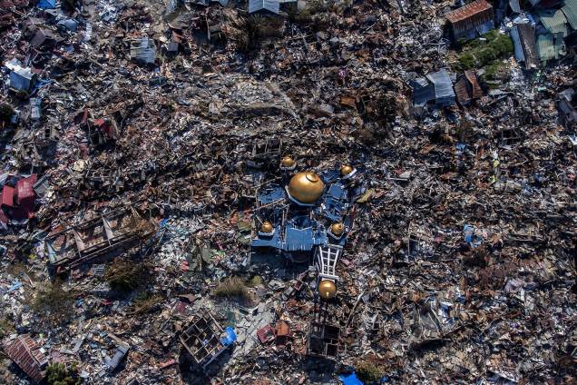 Foto aérea dá noção da destruição causada após o terremoto de 7,5 graus de magnitude seguido de tsunami, em Palu, no centro de Sulawesi, na Indonésia - 01/10/2018 Foto aérea dá noção da destruição causada após o terremoto de 7,5 graus de magnitude seguido de tsunami, em Palu, no centro de Sulawesi, na Indonésia - 01/10/2018