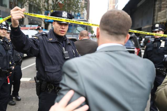 Polícia isola a área no entorno do Time Warner Center no bairro de Manahattan, em Nova York, depois que um pacote suspeito foi encontrado dentro da sede da CNN - 24/10/2018 Polícia isola a área no entorno do Time Warner Center no bairro de Manahattan, em Nova York, depois que um pacote suspeito foi encontrado dentro da sede da CNN - 24/10/2018