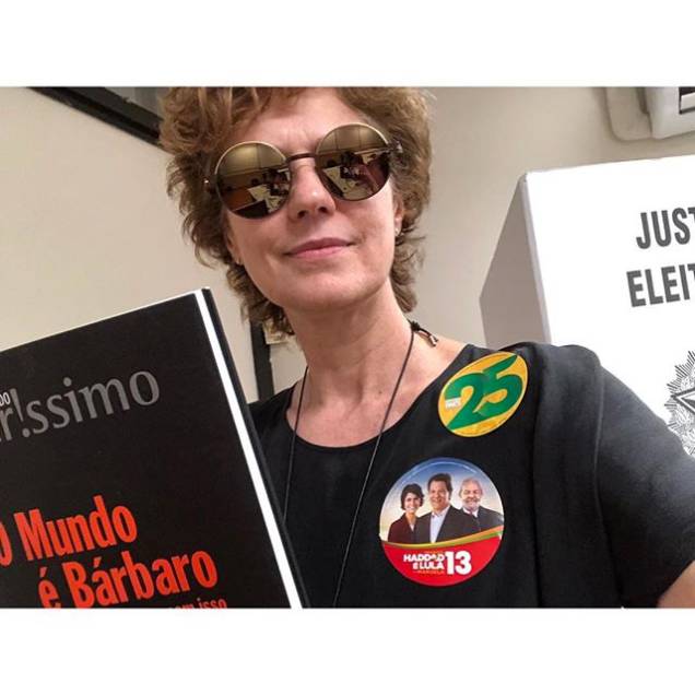 Patricia Pillar votando com livro Patricia Pillar votando com livro