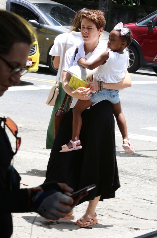 Leandra Leal votando com livro Leandra Leal votando com livro