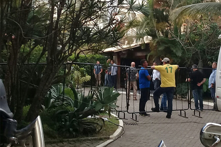 Movimentação na frente da residência de Jair Bolsonaro (PSL), candidato à Presidência da República, no Rio de Janeiro - 28/10/2018