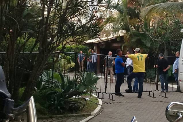 Movimentação na frente da residência de Jair Bolsonaro (PSL), candidato à Presidência da República, no Rio de Janeiro - 28/10/2018 Movimentação na frente da residência de Jair Bolsonaro (PSL), candidato à Presidência da República, no Rio de Janeiro - 28/10/2018