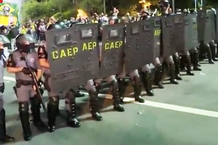 Manifestantes entram em confronto com a PM em São Paulo Manifestantes entram em confronto com a PM em São Paulo