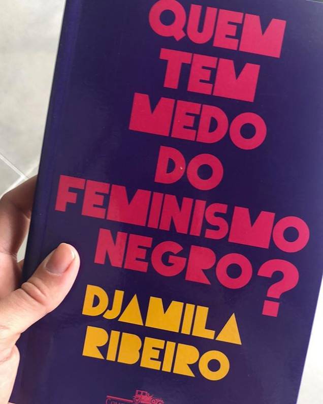 Sophie Charlotte leva livro de Djamila Ribeiro sobre feminismo negro para a votação do segundo turno Sophie Charlotte leva livro de Djamila Ribeiro sobre feminismo negro para a votação do segundo turno