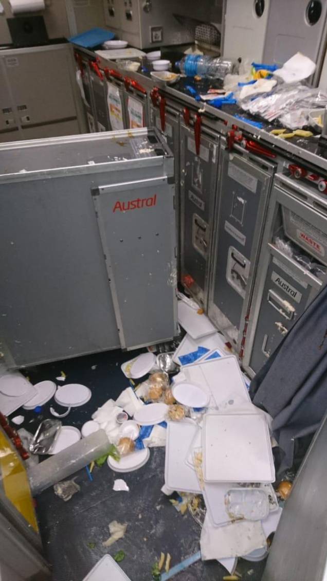 Passageiros registraram os objetos que acabaram caindo devido ao tamanho da turbulência - 19/10/2018 Passageiros registraram os objetos que acabaram caindo devido ao tamanho da turbulência - 19/10/2018
