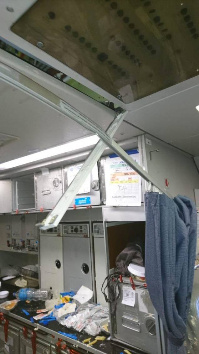 Passageiros registraram os objetos que acabaram caindo devido ao tamanho da turbulência - 19/10/2018 Passageiros registraram os objetos que acabaram caindo devido ao tamanho da turbulência - 19/10/2018