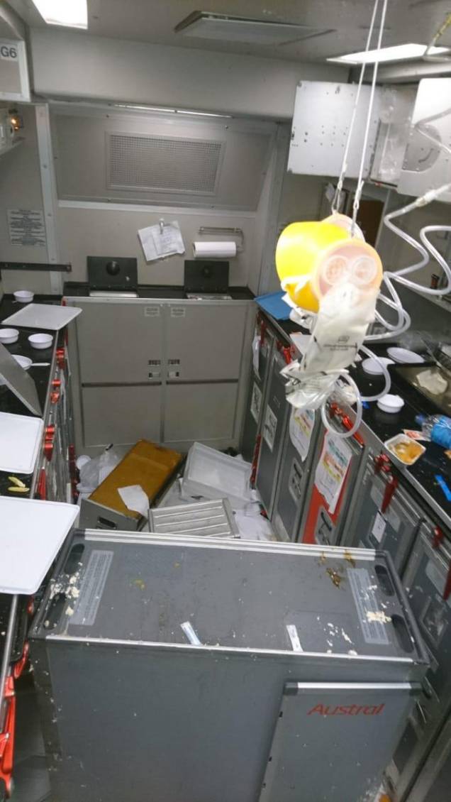 Passageiros registraram os objetos que acabaram caindo devido ao tamanho da turbulência - 19/10/2018 Passageiros registraram os objetos que acabaram caindo devido ao tamanho da turbulência - 19/10/2018
