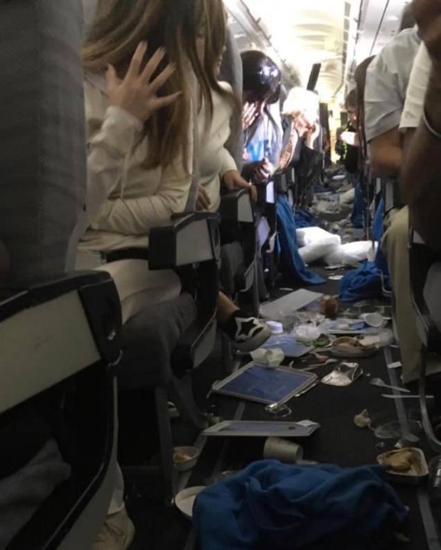Passageiros registraram os objetos que acabaram caindo devido ao tamanho da turbulência - 19/10/2018 Passageiros registraram os objetos que acabaram caindo devido ao tamanho da turbulência - 19/10/2018