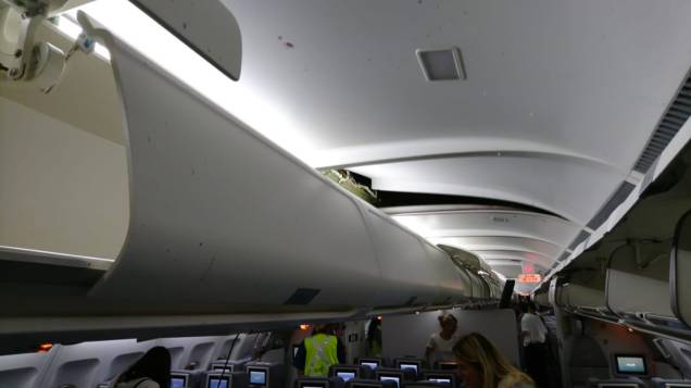 As portas dos bagageiros se abriram e parte do teto se abriu com a força da turbulência - 19/10/2018 As portas dos bagageiros se abriram e parte do teto se abriu com a força da turbulência - 19/10/2018